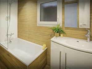 Baignoire, sĂšche-cheveux, serviettes fournies