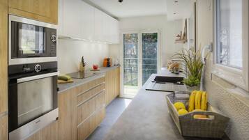 Fridge, microwave, oven, stovetop