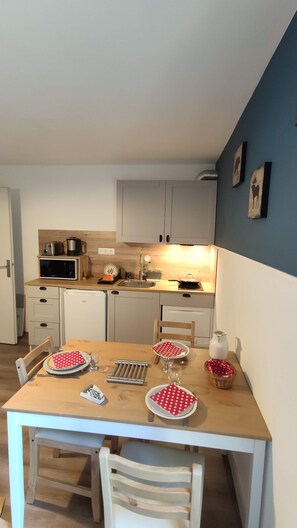 Réfrigérateur, micro-ondes, plaque de cuisson, lave-vaisselle