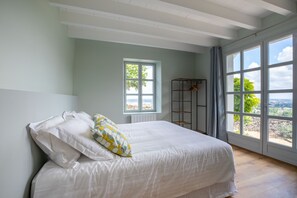 4 عدّة غرف نوم ومكواة/لوح كي وسرير سفر وواي فاي مجانًا