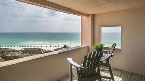 Un balcon avec vue sur la plage et l’océan.