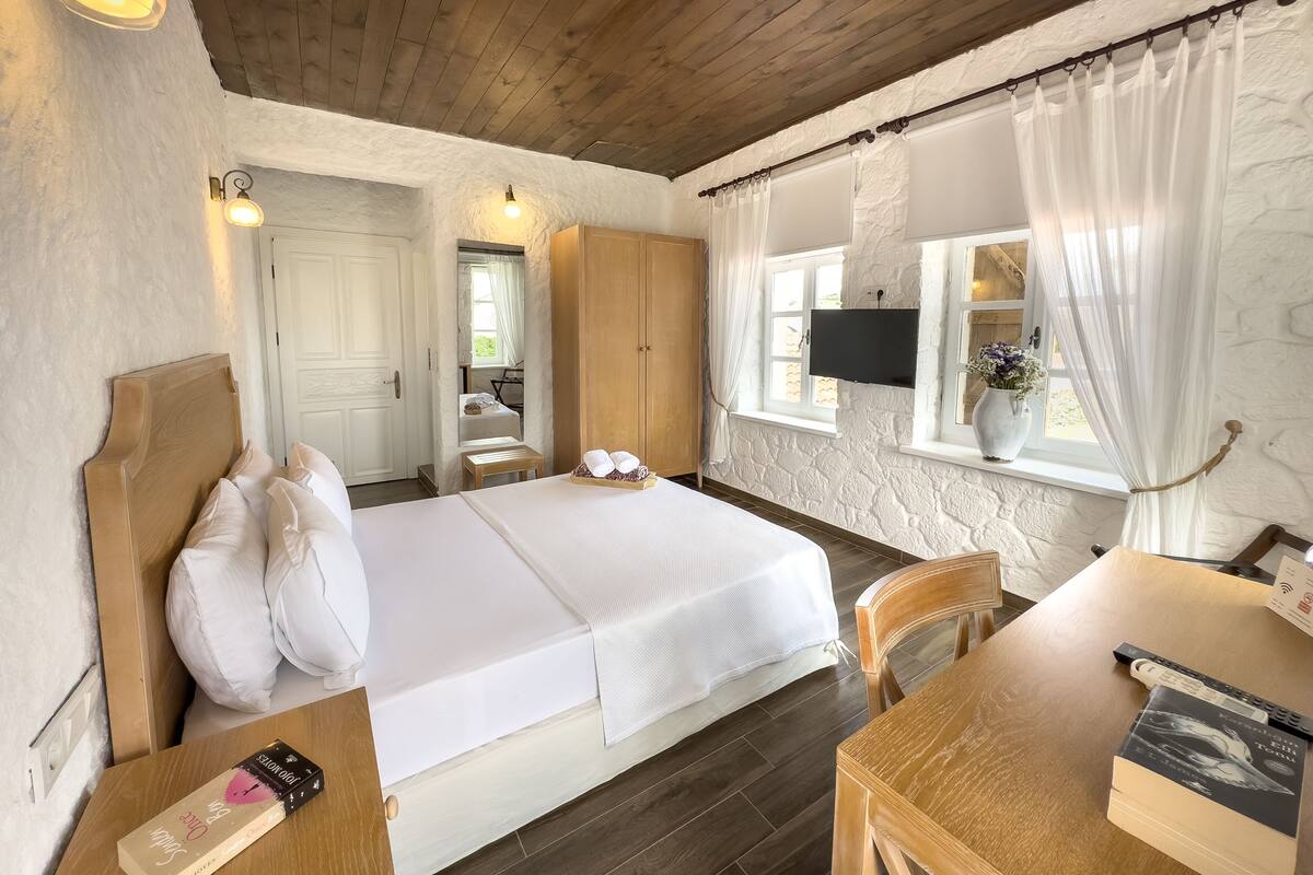 スーペリア ダブルルーム (Half Bay Window) | 高級寝具、ミニバー、WiFi (無料)、客室ごとに異なる装飾