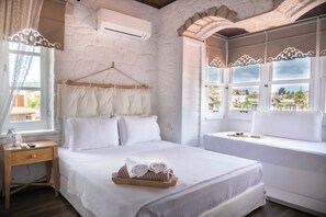 传统三人房, 花园景观 | 高档床上用品、迷你吧、特色装修、特色家居
