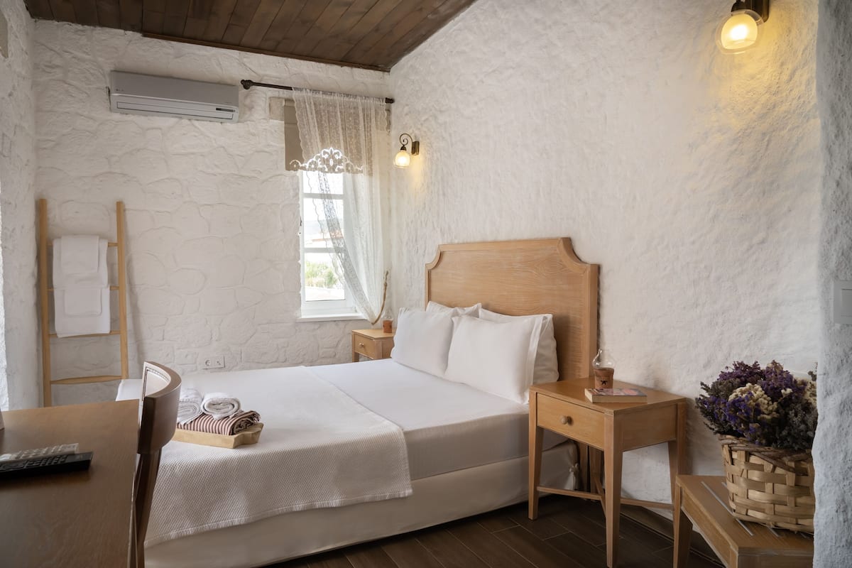 Traditional-Doppelzimmer (Bay Window) | 1 Schlafzimmer, Minibar, individuell dekoriert, individuell eingerichtet