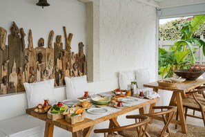 Café da manhã com pratos da culinária local grátis todos os dias