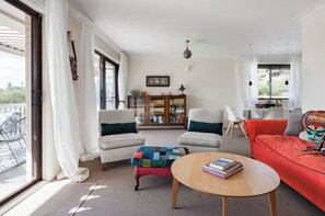 Smart TV, Netflix, reproductor de DVD y libros 