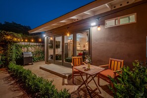 Outdoor dining - Cottage in the Garden. New!  Modern! (La Mesa)