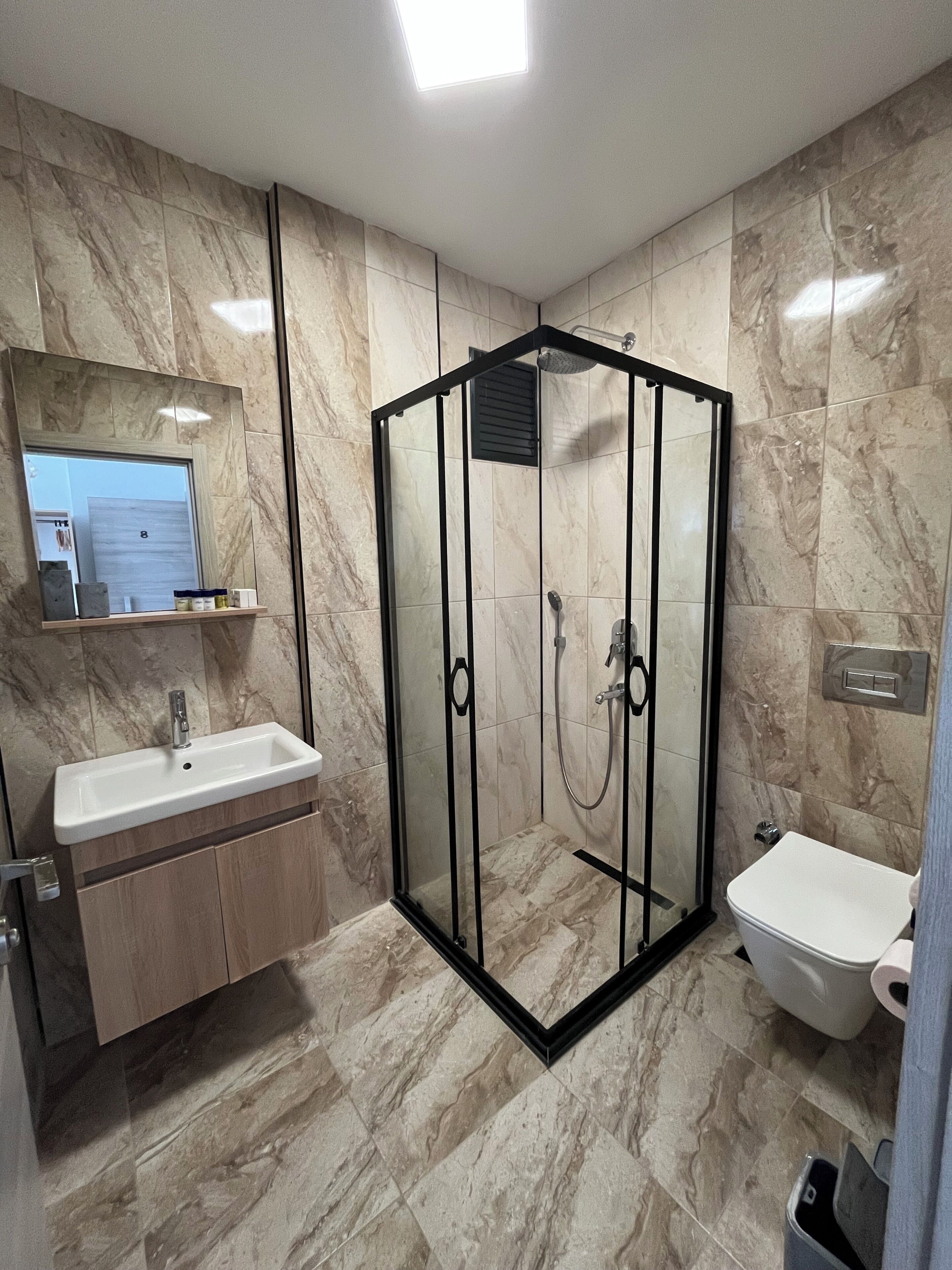 Standard Cift Kisilik Oda, Balkon, Şehir Manzaralı | Banyo | Duş, ücretsiz banyo/kozmetik ürünleri, saç kurutma makinesi, terlik 