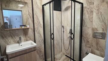 Standard Cift Kisilik Oda, Balkon, Şehir Manzaralı | Banyo | Duş, ücretsiz banyo/kozmetik ürünleri, saç kurutma makinesi, terlik