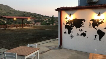 Kahvaltı, öğle yemeği ve akşam yemeği sunulur 