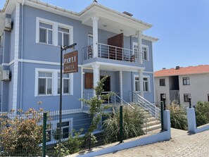 Property entrance - Parli Hotel (Gökçeada)
