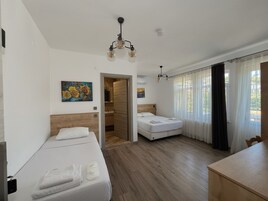 Üç Kişilik Oda, Balkon, Bahçe Manzaralı | Minibar, dizüstü bilgisayar çalışma alanı, ses yalıtımı, ütü/ütü masası 