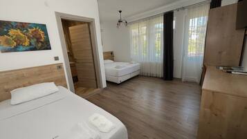 Üç Kişilik Oda, Balkon, Bahçe Manzaralı | Minibar, dizüstü bilgisayar çalışma alanı, ses yalıtımı, ütü/ütü masası