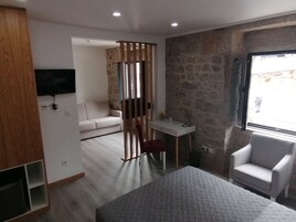 Ropa de cama de alta calidad, colchones con efecto memoria y minibar 