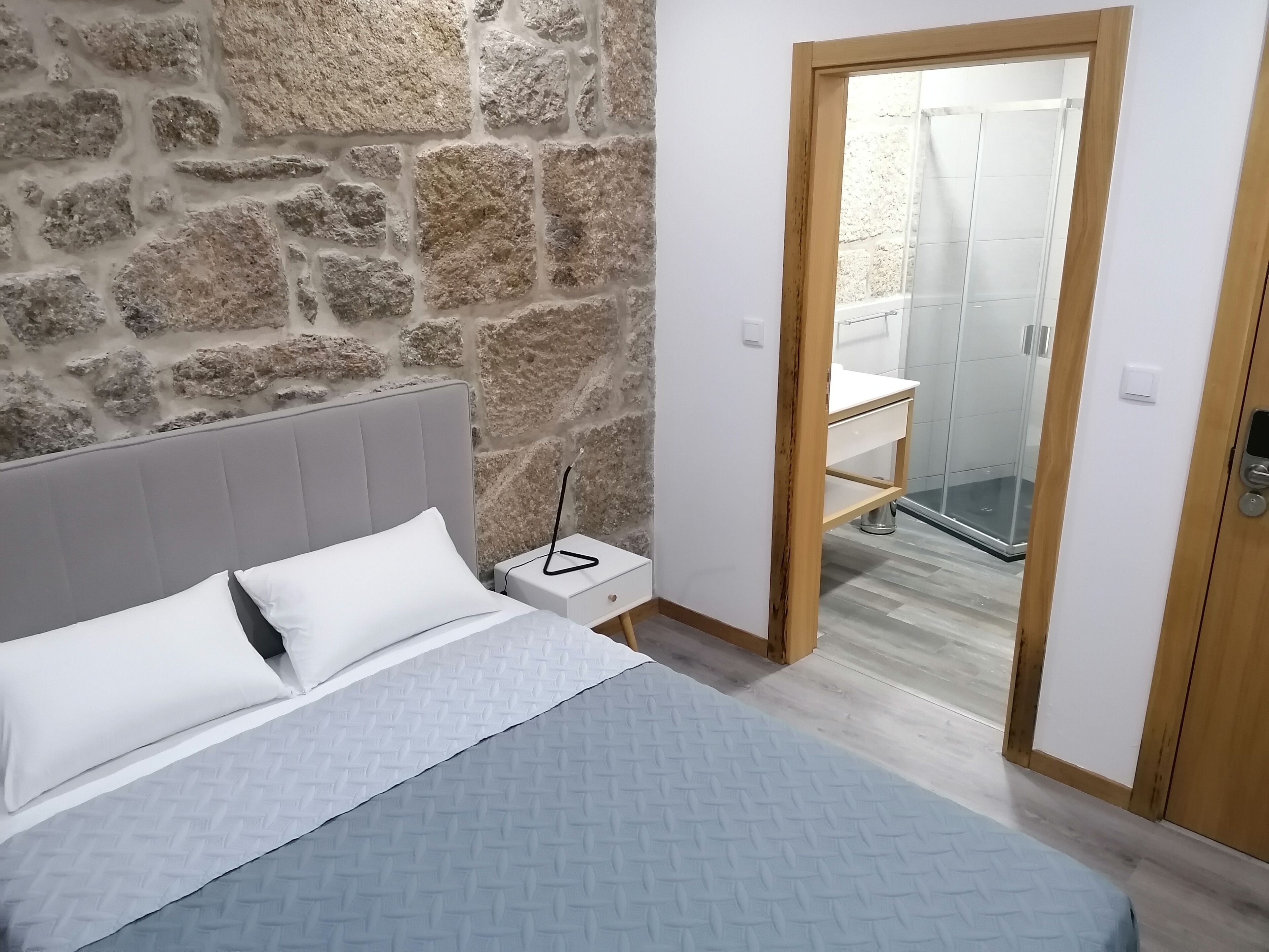 Foto - ALOJAMENTO GIRASSOL - Guest House - Quarto com casa de banho privativa