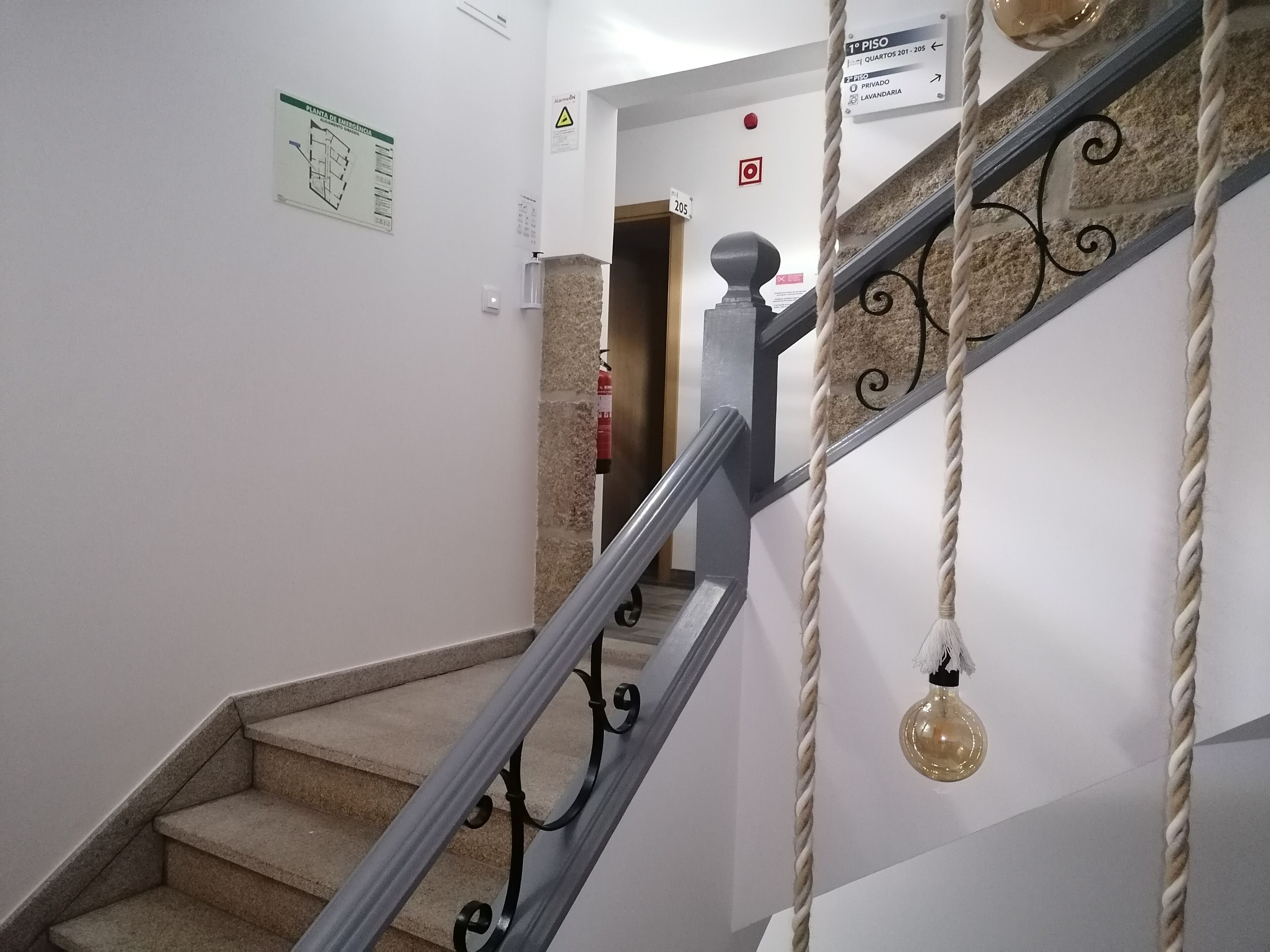 Foto - ALOJAMENTO GIRASSOL - Guest House - Quarto com casa de banho privativa