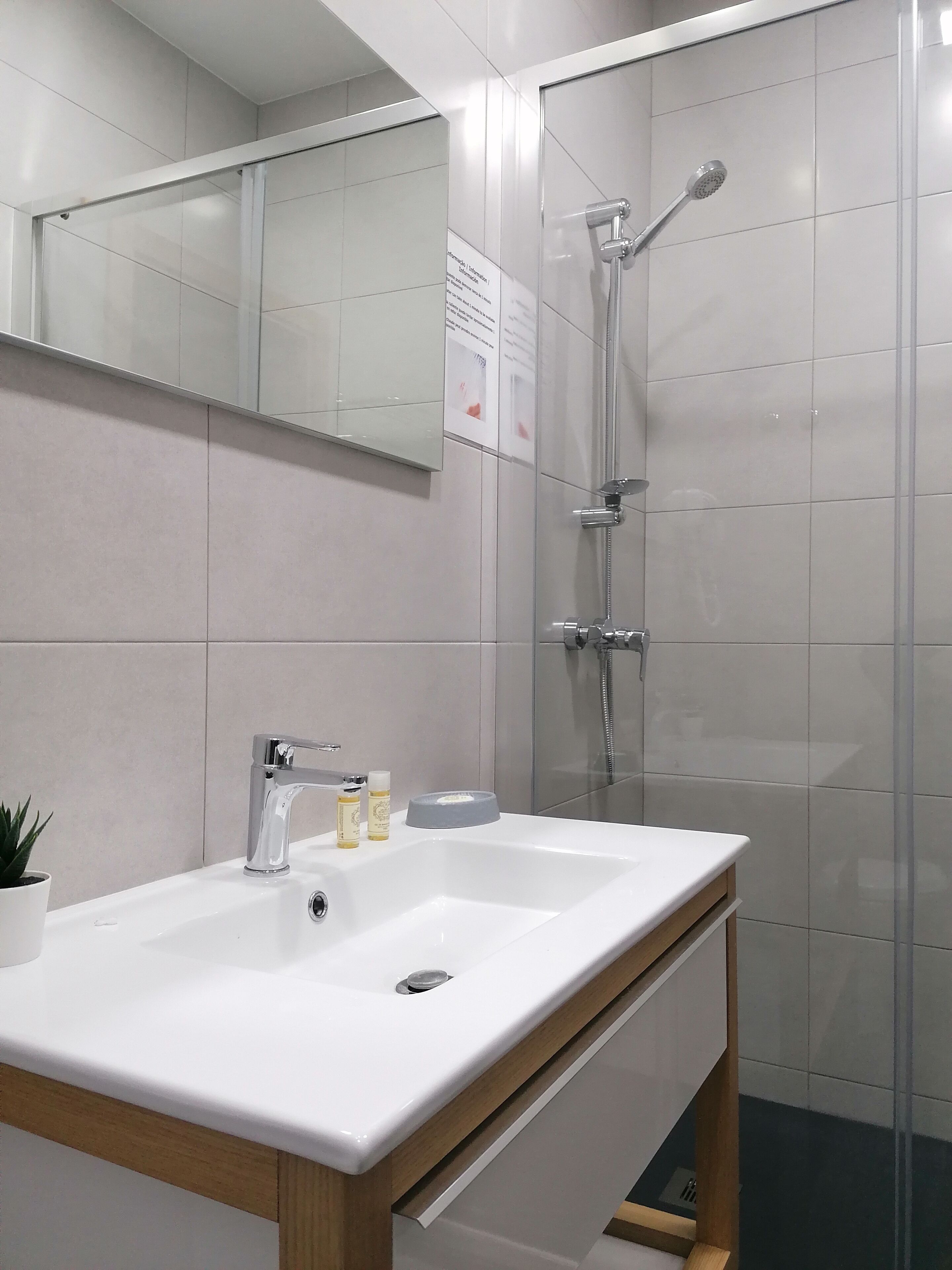 Foto - ALOJAMENTO GIRASSOL - Guest House - Quarto com casa de banho privativa