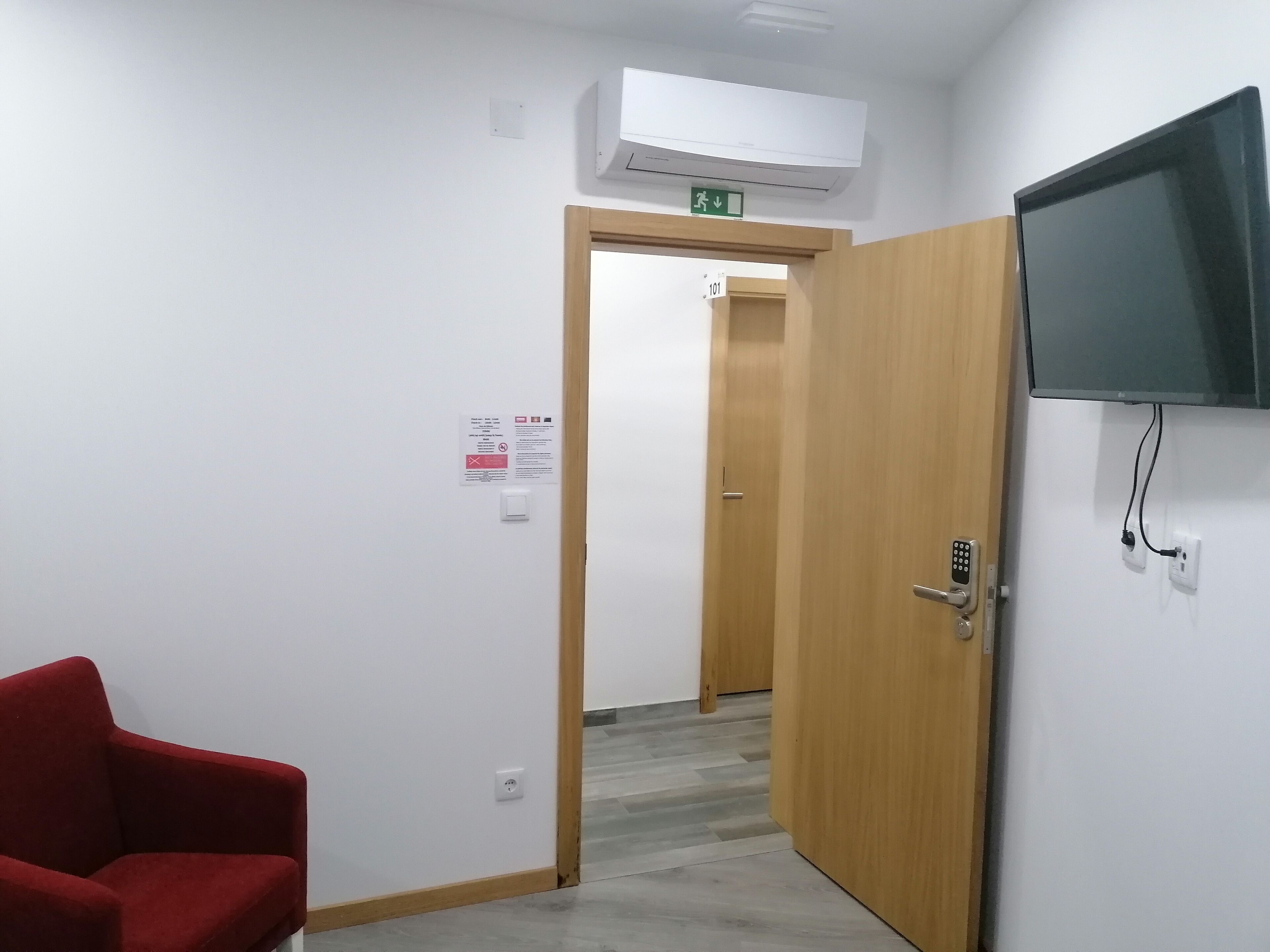 Foto - ALOJAMENTO GIRASSOL - Guest House - Quarto com casa de banho privativa