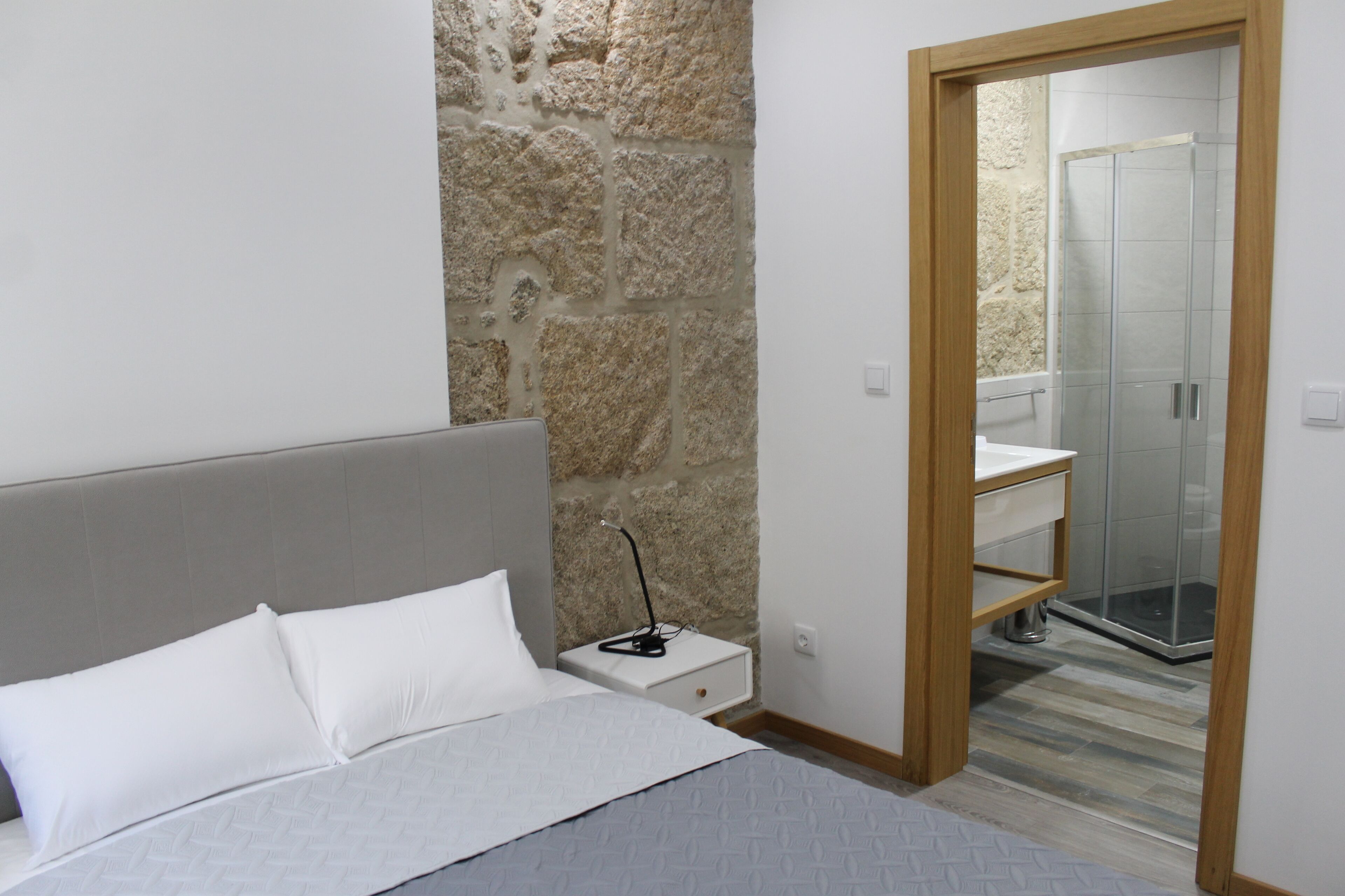 Foto - ALOJAMENTO GIRASSOL - Guest House - Quarto com casa de banho privativa