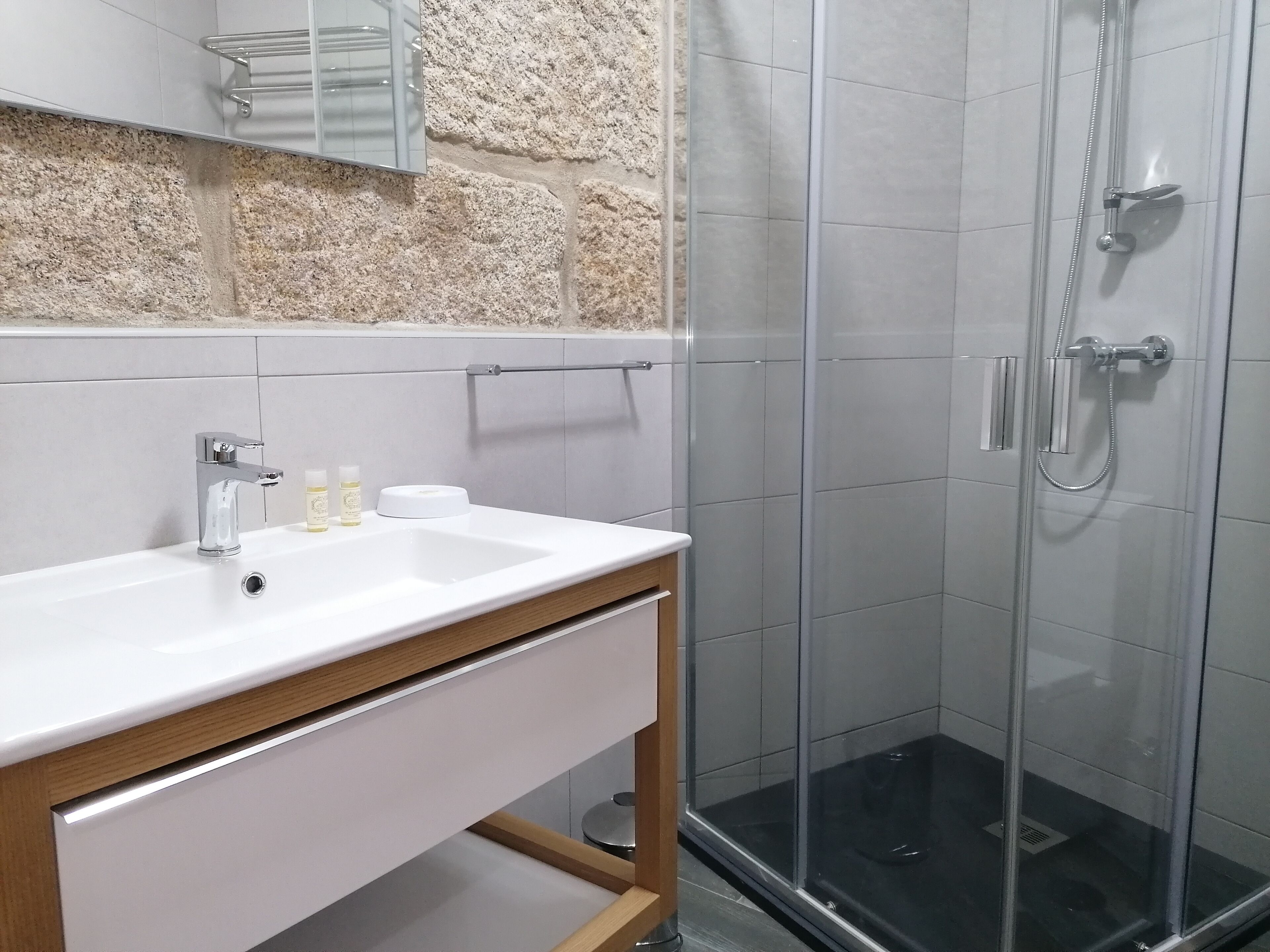 Foto - ALOJAMENTO GIRASSOL - Guest House - Quarto com casa de banho privativa