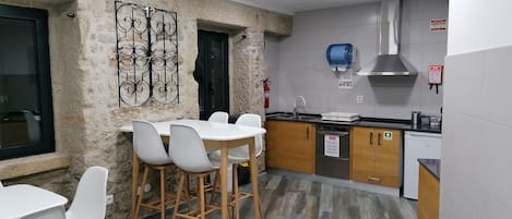 Frigobar, microondas, tostadora y utensilios de cocina