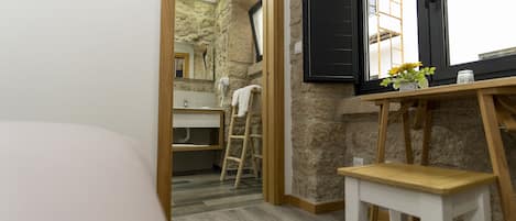 Eenpersoonskamer | Luxe beddengoed, bedden met traagschuimmatrassen, een minibar