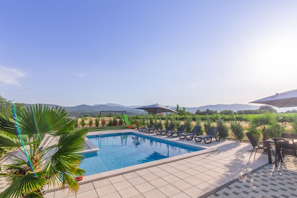 Alberca al aire libre y alberca climatizada