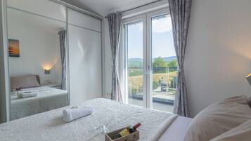 4 Schlafzimmer, Zimmersafe, Bügeleisen/Bügelbrett, WLAN