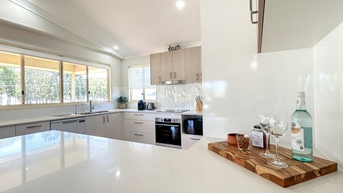 Burrumundi - 100M To Beach - Great Water Views - Deck - Air Con - WiFi - Pool Table