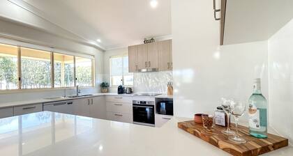 Burrumundi - 100M To Beach - Great Water Views - Deck - Air Con - WiFi - Pool Table