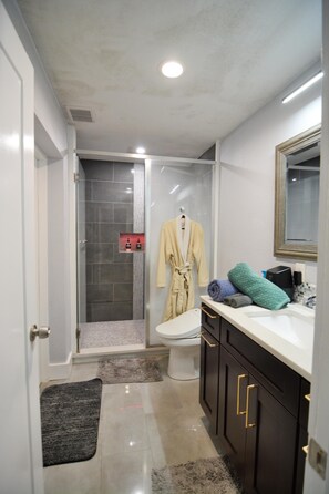 Dusche, Haartrockner, Bidet, Handtücher