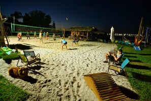 Sun-loungers, beach towels - Lakefront presidential suite / resort pool (Orlando)
