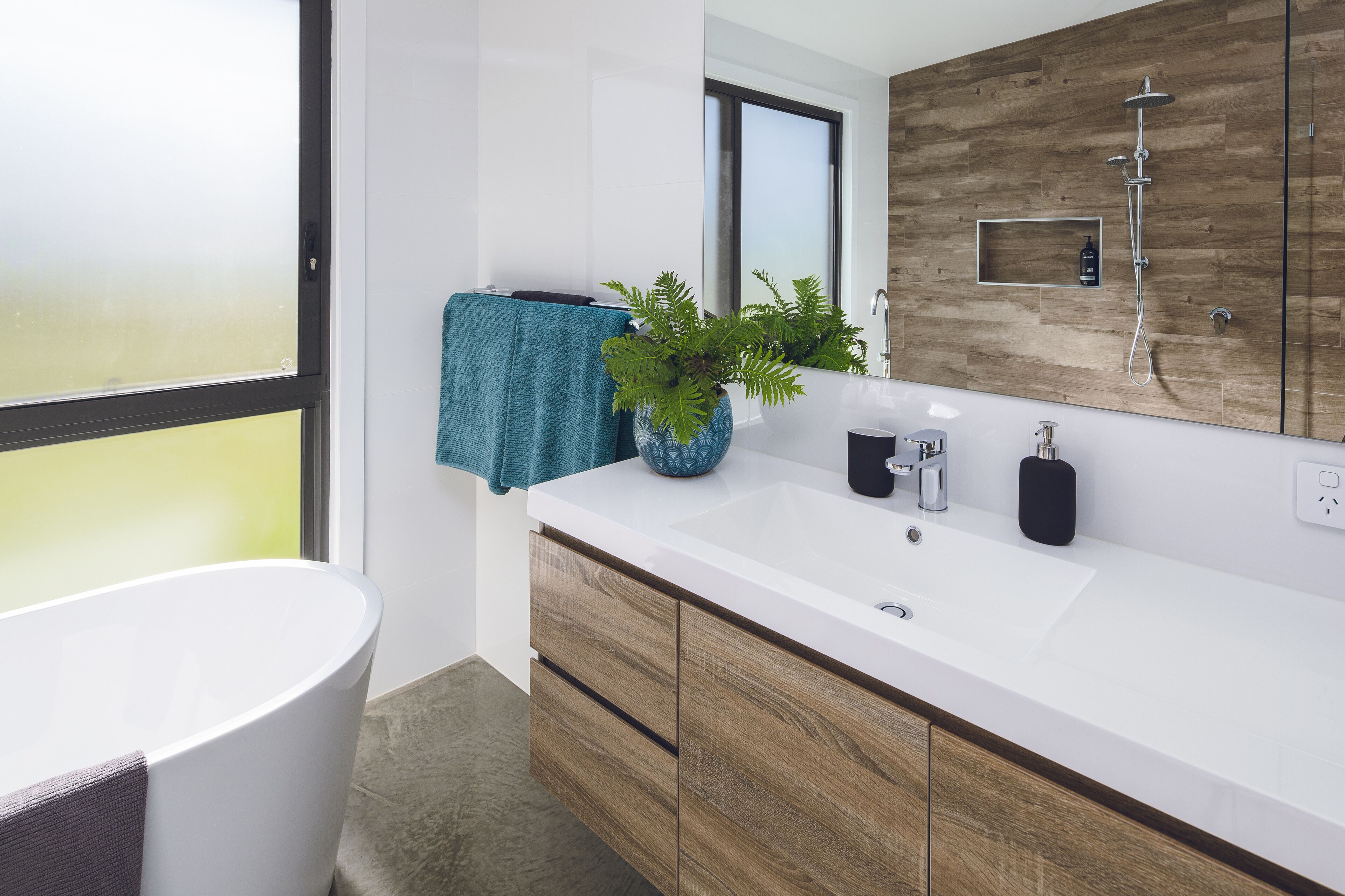 Panoramic House | Bathroom | Separate bathtub and shower, rainfall showerhead, towels, soap
