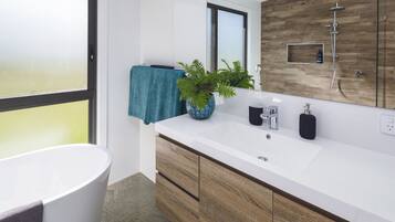 Panoramic House | Bathroom | Separate bathtub and shower, rainfall showerhead, towels, soap