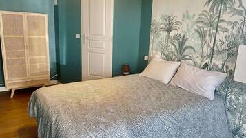 4 slaapkamers, een strijkplank/strijkijzer, reisbedje, wifi