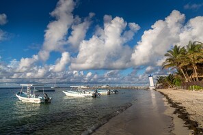Marina - Awesome 2 BDR apartment, safe, clean, WiFi, and only steps from the beach. (Puerto Morelos)