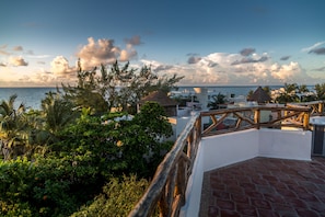 Property grounds - Awesome 2 BDR apartment, safe, clean, WiFi, and only steps from the beach. (Puerto Morelos)