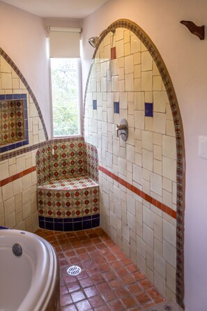 Bañera, secador de pelo, toallas, jabón
