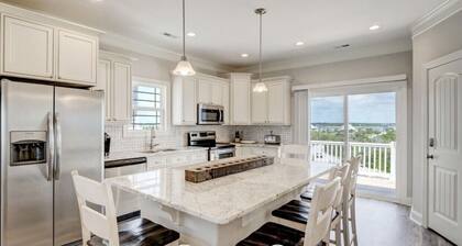 "Ry's and Shine” 6 BR, 4.5 baths, Hot Tub, Elevator & Community Pool-Non Smoking