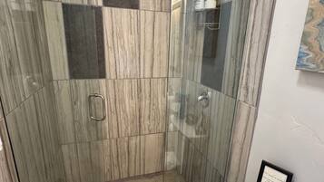 Een haardroger, handdoeken, zeep, shampoo