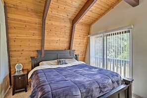 3 bedrooms, Internet, bed sheets - Chester Cabin w/ Deck - Walk to Lake + Golfing! (Chester)