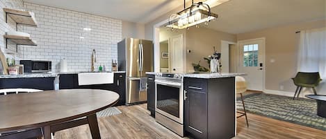 Jääkaappi, mikroaaltouuni, uuni, liesi