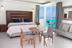 Iron/ironing board, travel cot, free WiFi, bed sheets - Direct Beachfront Paradise: Studio w/ Balcony + Resort Amenities (Cancún)