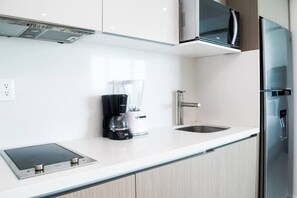 Kjøleskap, mikrobølgeovn, kokeplater og kaffetrakter/tekoker