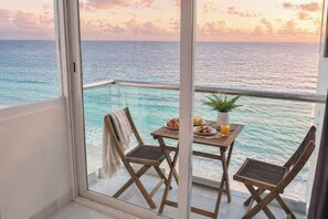 Outdoor dining - Direct Beachfront Paradise: Studio w/ Balcony + Resort Amenities (Cancún)