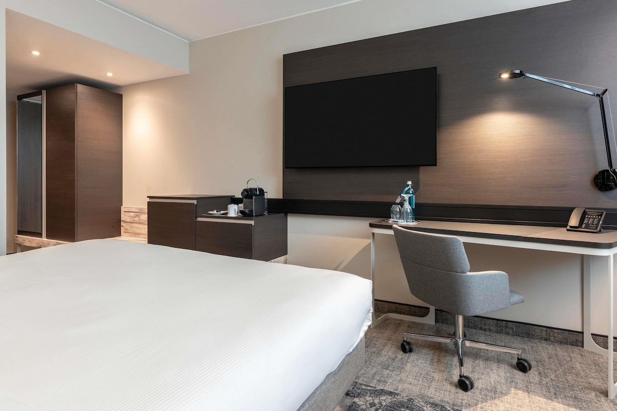 Desk, laptop workspace, soundproofing, free WiFi