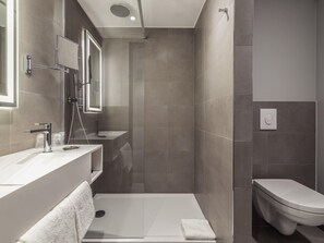 Shower, rainfall showerhead, eco-friendly toiletries, hair dryer - Novotel Duesseldorf Airport (Düsseldorf)