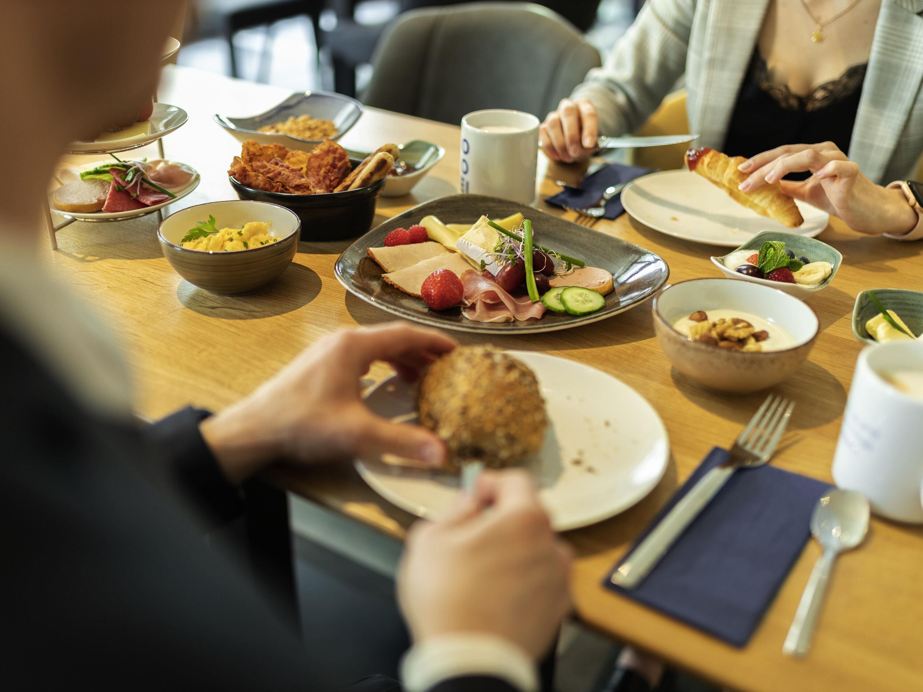 Tägliches Frühstücksbuffet (24 EUR pro Person)