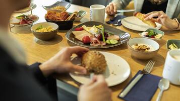 Tägliches Frühstücksbuffet (24 EUR pro Person)