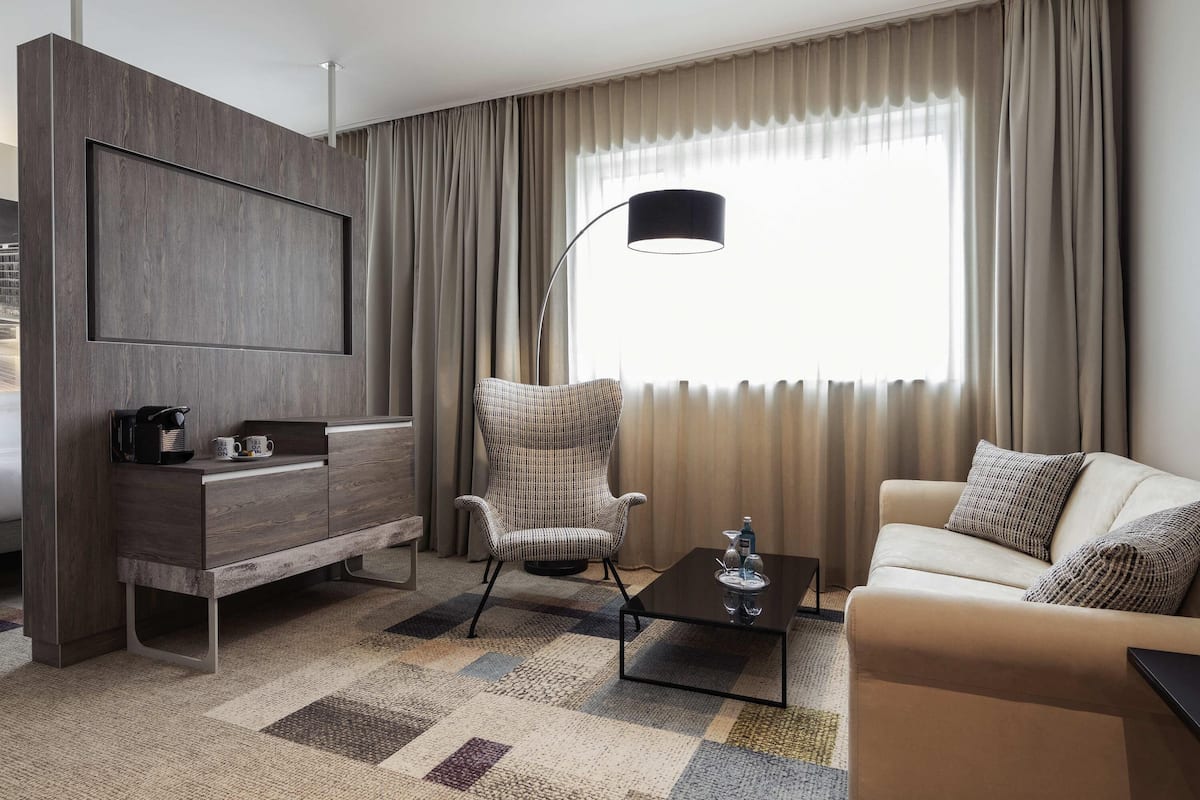 desk, laptop workspace, soundproofing, free wifi